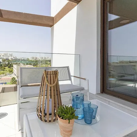Mesas Modern With Pool In דירה