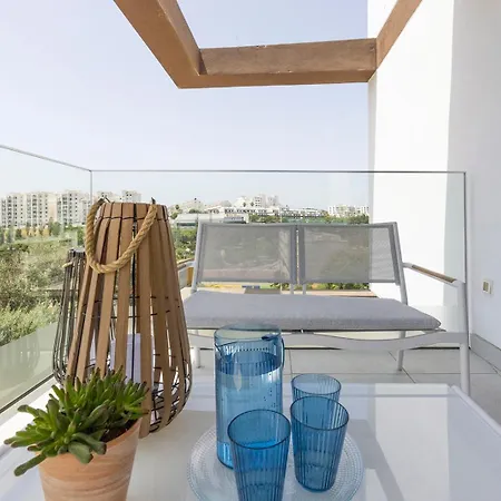Mesas Modern With Pool In Lejlighed