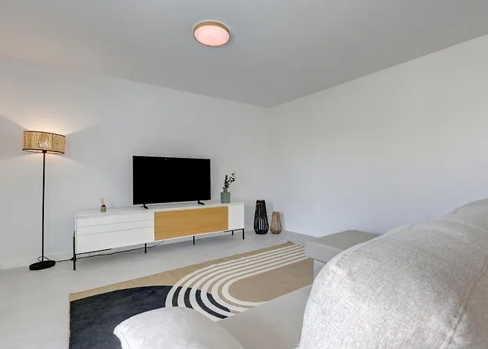 Mesas Modern With Pool In