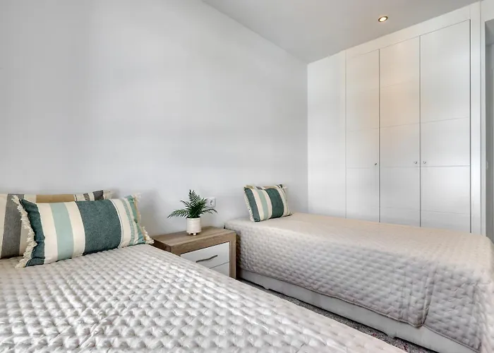 Mesas Modern With Pool In * إِستيبونا