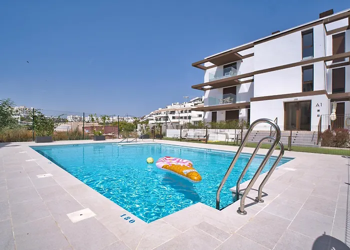 Mesas Modern With Pool In شقة *